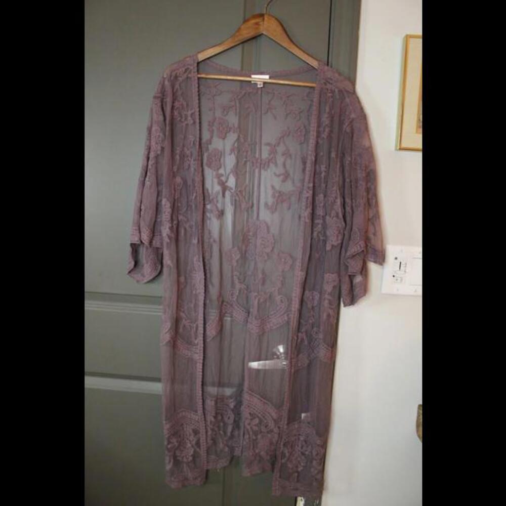 Francesca’s Sheer Embroidered Kimono – Effortless Elegance